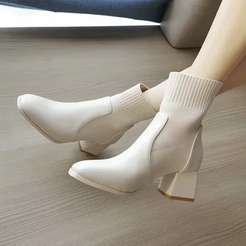 Kış Kadın sıcak tutan çoraplar Çizmeler 2021 Yeni Yüksek Topuklu kaymaz Kare Ayak Elastik yarım çizmeler Kadın Moda Beyaz Siyah ayakkabı